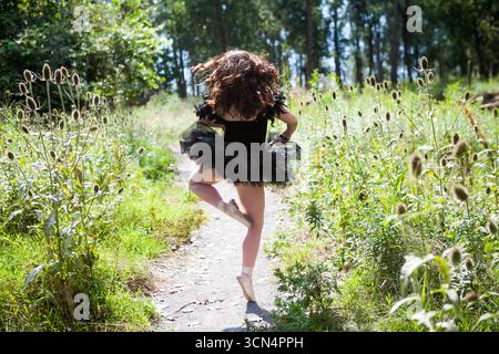 jeune femme dansant en léotard noir Banque D'Images