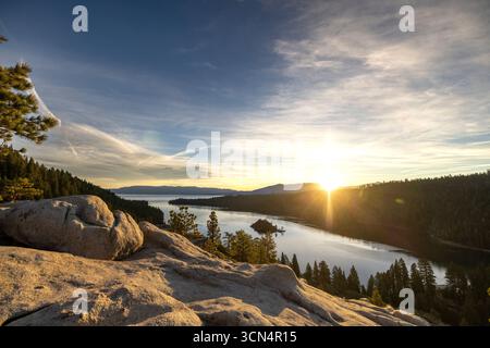 Lever du soleil sur Emerald Bay, lac Tahoe Banque D'Images