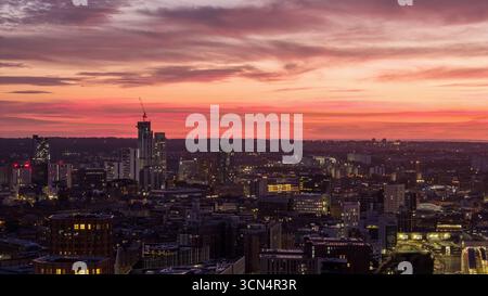 Lever de soleil spectaculaire sur Leeds City Skyline Banque D'Images