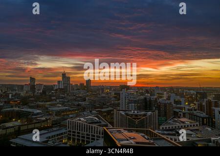 Lever de soleil spectaculaire sur Leeds City Skyline Banque D'Images