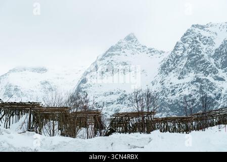 Montagnes enneigées avec des structures en bois Banque D'Images