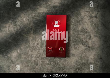 Vue de dessus du smartphone recevant un appel indésirable. Appel téléphonique à partir d'un numéro anonyme. Concept de smartphone d'arnaque, de fraude ou de phishing. Stranger Calling. Banque D'Images