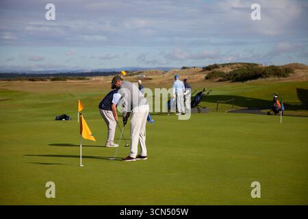 Les golfeurs s'échauffent sur le putting green, illustration du parcours de golf de St Andrews. Écosse, St Andrews, 4 septembre 2025. Photo de Thibaut Durand/ABACAPRESS.COM crédit : Abaca Press/Alamy Live News Banque D'Images