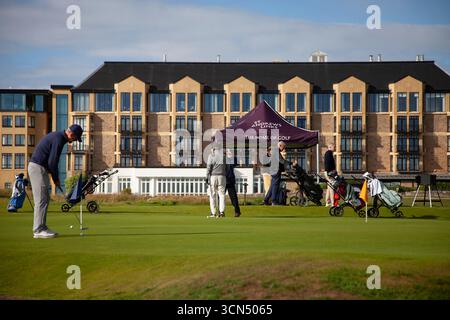 Les golfeurs s'échauffent sur le putting green en face de l'Old course Hotel, illustration du parcours de golf de St Andrews. Écosse, St Andrews, 4 septembre 2025. Photo de Thibaut Durand/ABACAPRESS.COM crédit : Abaca Press/Alamy Live News Banque D'Images