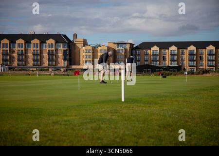 Les golfeurs s'échauffent sur le putting green en face de l'Old course Hotel, illustration du parcours de golf de St Andrews. Écosse, St Andrews, 4 septembre 2025. Photo de Thibaut Durand/ABACAPRESS.COM crédit : Abaca Press/Alamy Live News Banque D'Images