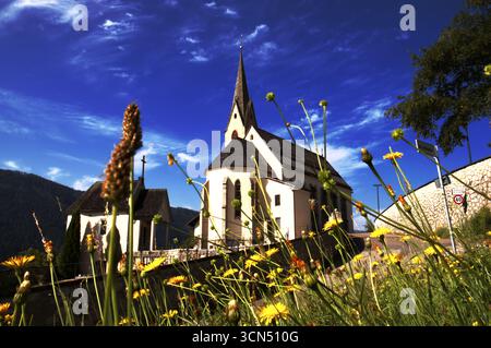 L'église de colle di Fuori, un petit village dans la vallée de Casies, en Italie. Banque D'Images