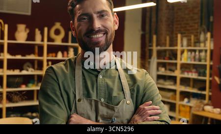 Réussi souriant entrepreneur caucasien confiant homme d'affaires homme d'affaires homme de petite entreprise propriétaire vendeur potier artisan vendeur regardant la caméra Banque D'Images