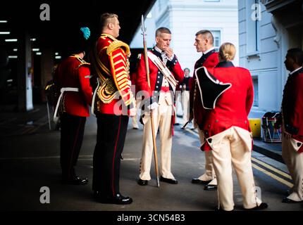 Un membre de l'Old Guard Fife and Drum corps (au centre) de l'armée américaine s'entretient avec des militaires britanniques avant une répétition avant la relève de la garde au Palais de Buckingham, à Londres, à la suite de la deuxième visite d'État du président américain Donald Trump au Royaume-Uni. Date de la photo : vendredi 19 septembre 2025. Banque D'Images