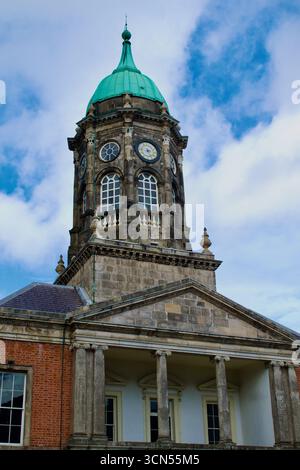 L'historique Bedford Tower du château de Dublin, en Irlande, sous un ciel nuageux spectaculaire, mettant en valeur son architecture néoclassique et son dôme vert. Banque D'Images