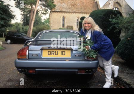 Dwina Gibb, veuve de Robin Gibb. C'est une druidess bien connue. Vue ici avec sa plaque d'immatriculation de voiture personnalisée DRU !d, elle tient une petite branche de chêne. ANNÉES 2004 200 ROYAUME-UNI HOMER SYKES Banque D'Images