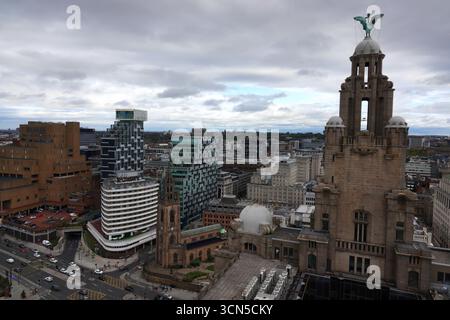 Vue aérienne réussie de Liverpool, montrant le Royal Liver Building et un contraste entre architecture historique et moderne. Banque D'Images