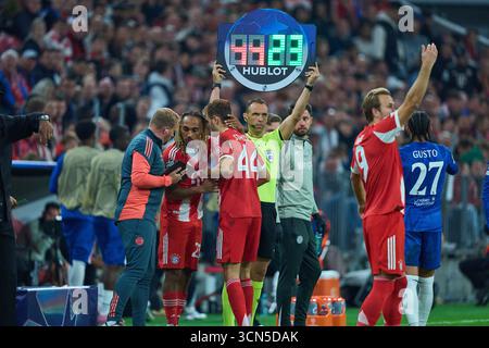 Munich, Allemagne. 17 septembre 2025. Josip Stanisic du FC Bayern Muenchen blessure et échange avec Sacha Boey du FC Bayern Muenchen dans la phase de Ligue match 1 FC BAYERN MUENCHEN - CHELSEA FC du football UEFA Champions League 2025/26 à Allianz Arena Munich, 17 septembre 2025, FCB, Muenchen photographe : ddp images/STAR-images crédit : ddp Media GmbH/Alamy Live News Banque D'Images