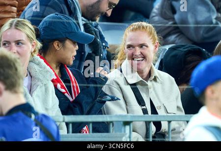 Munich, Allemagne. 17 septembre 2025. Stine Ballisager du Bayern Muenchen Momoko Tanikawa du Bayern Muenchen dans la phase de Ligue match 1 FC BAYERN MUENCHEN - CHELSEA FC du football UEFA Champions League 2025/26 à Allianz Arena Munich, 17 septembre 2025, FCB, Muenchen photographe : ddp images/star-images crédit : ddp media GmbH/Alamy Live News Banque D'Images