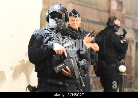 Colmar, France. 19 septembre 2025. Arrivée de Nordhal Lelandais dans une voiture avec des policiers pour son procès pour violences domestiques en détention au tribunal correctionnel du Palais de justice de Colmar, France, le 19 septembre 2025. Photo de Florian Poitout/ABACAPRESS.COM crédit : Abaca Press/Alamy Live News Banque D'Images
