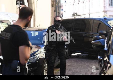 Colmar, France. 19 septembre 2025. Arrivée de Nordhal Lelandais dans une voiture avec des policiers pour son procès pour violences domestiques en détention au tribunal correctionnel du Palais de justice de Colmar, France, le 19 septembre 2025. Photo de Florian Poitout/ABACAPRESS.COM crédit : Abaca Press/Alamy Live News Banque D'Images