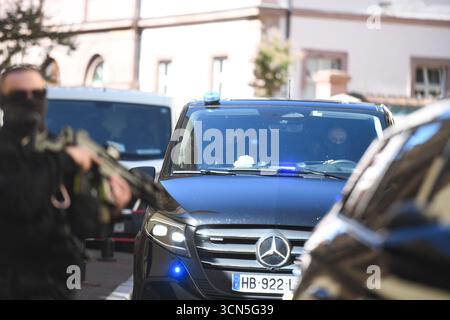 Colmar, France. 19 septembre 2025. Arrivée de Nordhal Lelandais dans une voiture avec des policiers pour son procès pour violences domestiques en détention au tribunal correctionnel du Palais de justice de Colmar, France, le 19 septembre 2025. Photo de Florian Poitout/ABACAPRESS.COM crédit : Abaca Press/Alamy Live News Banque D'Images