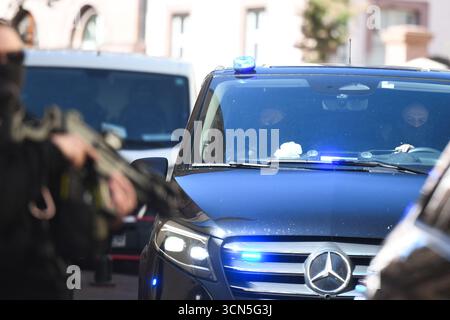 Colmar, France. 19 septembre 2025. Arrivée de Nordhal Lelandais dans une voiture avec des policiers pour son procès pour violences domestiques en détention au tribunal correctionnel du Palais de justice de Colmar, France, le 19 septembre 2025. Photo de Florian Poitout/ABACAPRESS.COM crédit : Abaca Press/Alamy Live News Banque D'Images