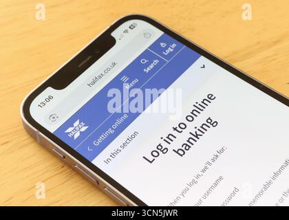 Services bancaires en ligne Halifax Bank et applications bancaires sur un écran iPhone 12 Banque D'Images