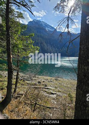 Le lac Noir est un lac de la municipalité de Žabljak dans le nord du Monténégro. C'est un lac glaciaire, situé sur le mont Durmitor, à une altitude de 1 416. Banque D'Images