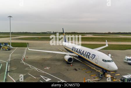 Londres, Royaume-Uni. 21 octobre 2024, Ryanair Boeing 737 sur tarmac à l'aéroport de Stansted Banque D'Images