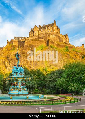 Château d'Édimbourg et fontaine Ross à Édimbourg, Écosse, Royaume-Uni Banque D'Images