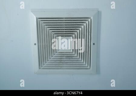 Ventilateur de soufflerie d'extraction, qui est installé au plafond. Banque D'Images