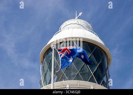 Le drapeau national australien flottant au phare du cap naturaliste (construit en 1903) à naturaliste, région de Margaret River, comté d'Augusta dans le SW Re Banque D'Images