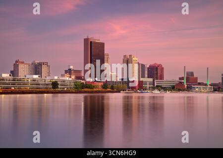Toledo, Ohio, États-Unis. Image de paysage urbain du centre-ville de Toledo, Ohio avec reflet de la ligne d'horizon dans le calme Maumee River au magnifique lever du soleil d'automne. Banque D'Images