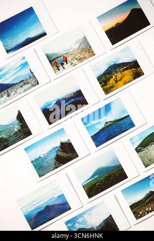 Paysage scénique voyageant photo polaroid isolé sur fond blanc Banque D'Images