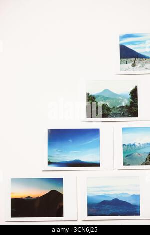 Paysage scénique voyageant photo polaroid isolé sur fond blanc Banque D'Images