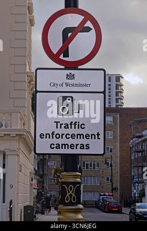 Panneau de stationnement réservé aux résidents à Westminster, Londres, affiché à côté d'un panier de fleurs suspendu. Banque D'Images