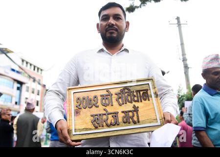 Les partisans de la monarchie organisent une manifestation à Maitighar Mandala à Katmandou, au Népal, le 19 septembre 2025, pour exiger la suppression de la constitution actuelle. Les manifestants tiennent des pancartes lisant des slogans comme « nous n’acceptons pas la constitution, seulement le roi » et « Asoj 3, jour noir ». Les partisans ont également mis le feu à des copies de la constitution tout en appelant à la justice pour les manifestants de la génération Z et le personnel de sécurité touchés par les récents troubles. Photo : Safal Prakash Shrestha Banque D'Images