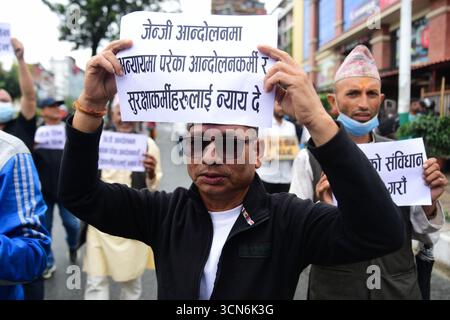 Les partisans de la monarchie organisent une manifestation à Maitighar Mandala à Katmandou, au Népal, le 19 septembre 2025, pour exiger la suppression de la constitution actuelle. Les manifestants tiennent des pancartes lisant des slogans comme « nous n’acceptons pas la constitution, seulement le roi » et « Asoj 3, jour noir ». Les partisans ont également mis le feu à des copies de la constitution tout en appelant à la justice pour les manifestants de la génération Z et le personnel de sécurité touchés par les récents troubles. Photo : Safal Prakash Shrestha Banque D'Images