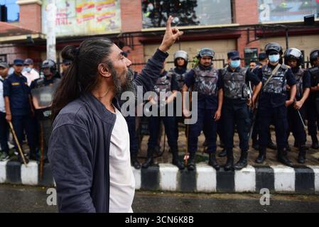 Les partisans de la monarchie organisent une manifestation à Maitighar Mandala à Katmandou, au Népal, le 19 septembre 2025, pour exiger la suppression de la constitution actuelle. Les manifestants tiennent des pancartes lisant des slogans comme « nous n’acceptons pas la constitution, seulement le roi » et « Asoj 3, jour noir ». Les partisans ont également mis le feu à des copies de la constitution tout en appelant à la justice pour les manifestants de la génération Z et le personnel de sécurité touchés par les récents troubles. Photo : Safal Prakash Shrestha Banque D'Images
