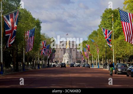 The Mall, Londres, bordé d’une alternance de drapeaux Union Jack et USA avant la visite d’État de Donald Trump, avec Victoria Memorial et Buckingham Palace Banque D'Images
