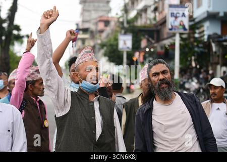 Les partisans de la monarchie organisent une manifestation à Maitighar Mandala à Katmandou, au Népal, le 19 septembre 2025, pour exiger la suppression de la constitution actuelle. Les manifestants tiennent des pancartes lisant des slogans comme « nous n’acceptons pas la constitution, seulement le roi » et « Asoj 3, jour noir ». Les partisans ont également mis le feu à des copies de la constitution tout en appelant à la justice pour les manifestants de la génération Z et le personnel de sécurité touchés par les récents troubles. Photo : Safal Prakash Shrestha Banque D'Images