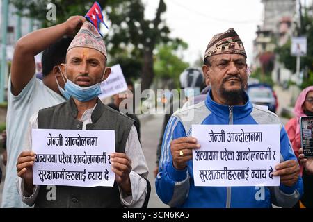 Les partisans de la monarchie organisent une manifestation à Maitighar Mandala à Katmandou, au Népal, le 19 septembre 2025, pour exiger la suppression de la constitution actuelle. Les manifestants tiennent des pancartes lisant des slogans comme « nous n’acceptons pas la constitution, seulement le roi » et « Asoj 3, jour noir ». Les partisans ont également mis le feu à des copies de la constitution tout en appelant à la justice pour les manifestants de la génération Z et le personnel de sécurité touchés par les récents troubles. Photo : Safal Prakash Shrestha Banque D'Images