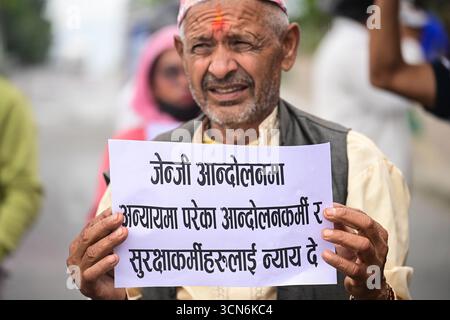 Les partisans de la monarchie organisent une manifestation à Maitighar Mandala à Katmandou, au Népal, le 19 septembre 2025, pour exiger la suppression de la constitution actuelle. Les manifestants tiennent des pancartes lisant des slogans comme « nous n’acceptons pas la constitution, seulement le roi » et « Asoj 3, jour noir ». Les partisans ont également mis le feu à des copies de la constitution tout en appelant à la justice pour les manifestants de la génération Z et le personnel de sécurité touchés par les récents troubles. Photo : Safal Prakash Shrestha Banque D'Images