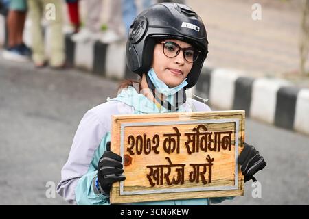 Les partisans de la monarchie organisent une manifestation à Maitighar Mandala à Katmandou, au Népal, le 19 septembre 2025, pour exiger la suppression de la constitution actuelle. Les manifestants tiennent des pancartes lisant des slogans comme « nous n’acceptons pas la constitution, seulement le roi » et « Asoj 3, jour noir ». Les partisans ont également mis le feu à des copies de la constitution tout en appelant à la justice pour les manifestants de la génération Z et le personnel de sécurité touchés par les récents troubles. Photo : Safal Prakash Shrestha Banque D'Images