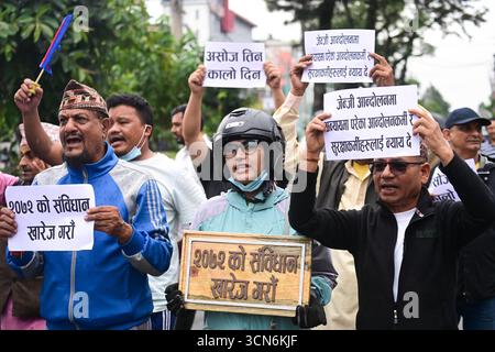 Les partisans de la monarchie organisent une manifestation à Maitighar Mandala à Katmandou, au Népal, le 19 septembre 2025, pour exiger la suppression de la constitution actuelle. Les manifestants tiennent des pancartes lisant des slogans comme « nous n’acceptons pas la constitution, seulement le roi » et « Asoj 3, jour noir ». Les partisans ont également mis le feu à des copies de la constitution tout en appelant à la justice pour les manifestants de la génération Z et le personnel de sécurité touchés par les récents troubles. Photo : Safal Prakash Shrestha Banque D'Images