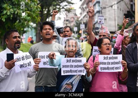 Les partisans de la monarchie organisent une manifestation à Maitighar Mandala à Katmandou, au Népal, le 19 septembre 2025, pour exiger la suppression de la constitution actuelle. Les manifestants tiennent des pancartes lisant des slogans comme « nous n’acceptons pas la constitution, seulement le roi » et « Asoj 3, jour noir ». Les partisans ont également mis le feu à des copies de la constitution tout en appelant à la justice pour les manifestants de la génération Z et le personnel de sécurité touchés par les récents troubles. Photo : Safal Prakash Shrestha Banque D'Images