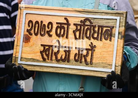 Les partisans de la monarchie organisent une manifestation à Maitighar Mandala à Katmandou, au Népal, le 19 septembre 2025, pour exiger la suppression de la constitution actuelle. Les manifestants tiennent des pancartes lisant des slogans comme « nous n’acceptons pas la constitution, seulement le roi » et « Asoj 3, jour noir ». Les partisans ont également mis le feu à des copies de la constitution tout en appelant à la justice pour les manifestants de la génération Z et le personnel de sécurité touchés par les récents troubles. Photo : Safal Prakash Shrestha Banque D'Images