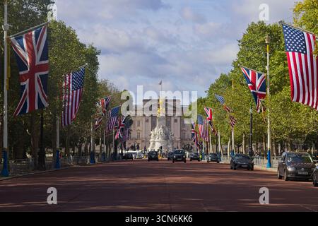 The Mall, Londres, bordé d’une alternance de drapeaux Union Jack et USA avant la visite d’État de Donald Trump, avec Victoria Memorial et Buckingham Palace Banque D'Images