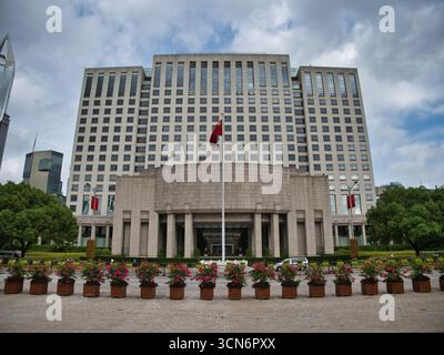 Majestic Government Building de Shanghai - Une vue symétrique et frontale d'un grand bâtiment gouvernemental imposant à Shanghai, avec un drapeau rouge, entretenu Banque D'Images
