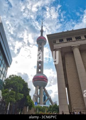 Tour de la perle orientale vue en bas - Une vue saisissante en bas angle de l'emblématique Tour de la perle orientale à Shanghai, encadrée entre archit moderne et classique Banque D'Images