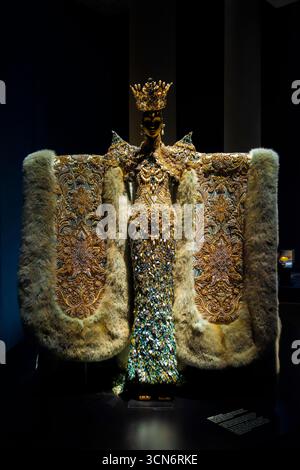 SINGAPOUR - Une collection de robes de haute couture exposée à « Guo Pei : Chinese Art & Couture » au Musée des civilisations asiatiques (ACM). Banque D'Images