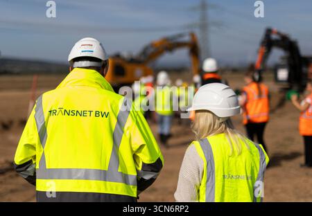 Einbeck, Allemagne. 19 septembre 2025. Les employés de 'TransnetBW' se tiennent sur un chantier près de Strodthagen dans le district de Northeim au début de la construction de 'SuedLink' dans le sud de la basse-Saxe. Dans les mois à venir, les câbles de courant continu seront posés sur environ 100 kilomètres entre Elze et Friedland. La construction de SuedLink est l'un des plus grands projets d'infrastructure de la transition énergétique. Crédit : Michael Matthey/dpa/Alamy Live News Banque D'Images