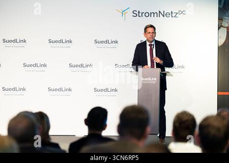 Einbeck, Allemagne. 19 septembre 2025. OLAF Lies (SPD), ministre-président de la basse-Saxe, prend la parole lors de la cérémonie de début de la construction de "SuedLink" dans le sud de la basse-Saxe. Dans les mois à venir, les câbles de courant continu seront posés sur environ 100 kilomètres entre Elze et Friedland. La construction de SuedLink est l'un des plus grands projets d'infrastructure de la transition énergétique. Crédit : Michael Matthey/dpa/Alamy Live News Banque D'Images
