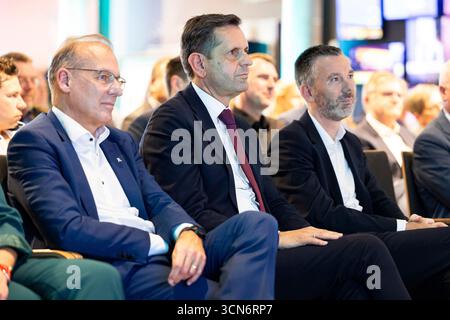 Einbeck, Allemagne. 19 septembre 2025. Werner Götz (de gauche à droite), PDG de TransnetBW, Olaf Lies (SPD), ministre-président de basse-Saxe, et Tim Meyerjürgens, PDG de TenneT, assistent à la cérémonie de début de la construction de SuedLink dans le sud de la basse-Saxe. Dans les mois à venir, les câbles de courant continu seront posés sur environ 100 kilomètres entre Elze et Friedland. La construction de SuedLink est l'un des plus grands projets d'infrastructure de la transition énergétique. Crédit : Michael Matthey/dpa/Alamy Live News Banque D'Images
