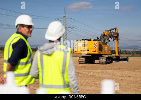 Einbeck, Allemagne. 19 septembre 2025. Les employés se trouvent sur un chantier de construction de « TransnetBW » près de Strodthagen, dans le district de Northeim, au début de la construction de « SuedLink » dans le sud de la basse-Saxe. Dans les mois à venir, les câbles de courant continu seront posés sur environ 100 kilomètres entre Elze et Friedland. La construction de SuedLink est l'un des plus grands projets d'infrastructure de la transition énergétique. Crédit : Michael Matthey/dpa/Alamy Live News Banque D'Images